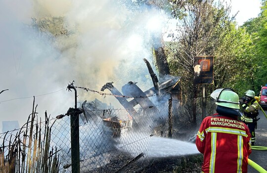 Teaserbild der Einsatzmeldung: B2 - Feuer/Rauch Garage/Gartenhaus