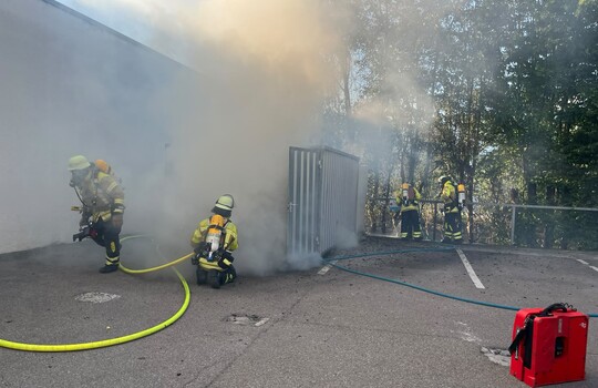 Teaserbild der Einsatzmeldung: B3 - Feuer/Rauch Garage/Gartenhaus